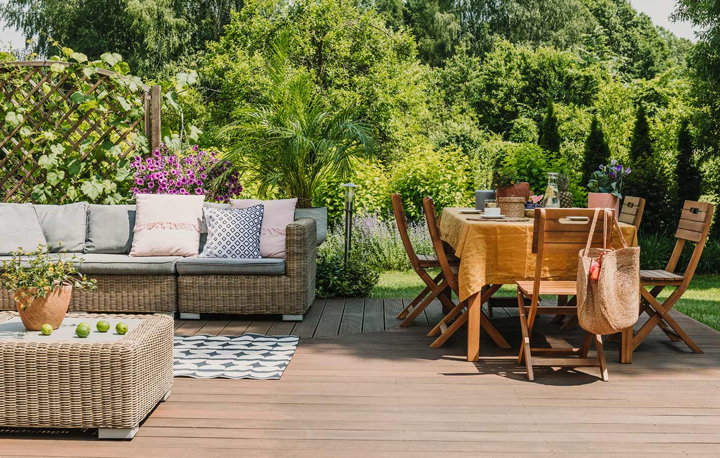 Gartenterrasse mit Gartenmöbeln - gemütliches Ambiente.